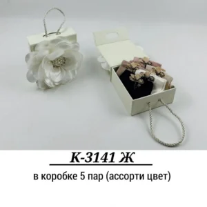 Подарунковий набір жіночих шкарпеток у білій коробці з квіткою для мам